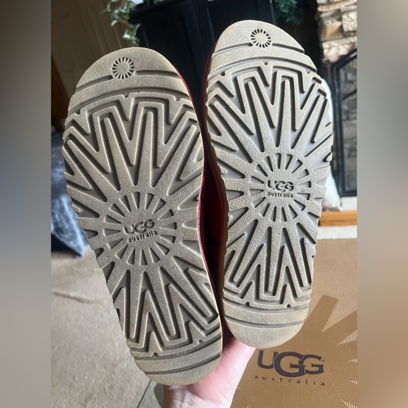 💯 AUTHENTIC- RED BAILEY BUTTON SHORT UGGS - SIZE 7 -ORIGINAL BOX- WORN ONCE !!! - Picture 7 of 10